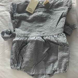 Brand new 2T striped baby girls romper with bows